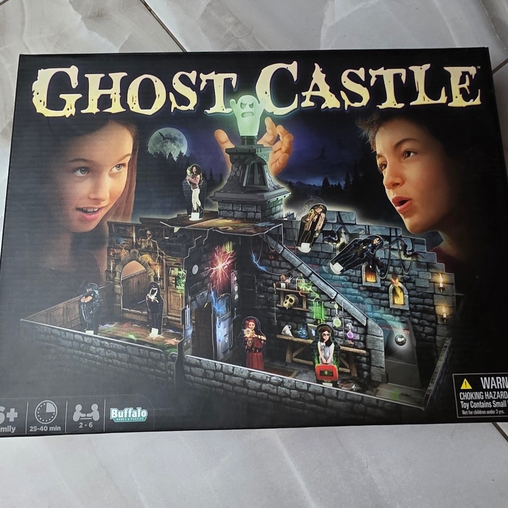 Buffalo Games Ghost Castle Haunted Board Game Glow in‎ the Dark Traps Ages 6+ H2